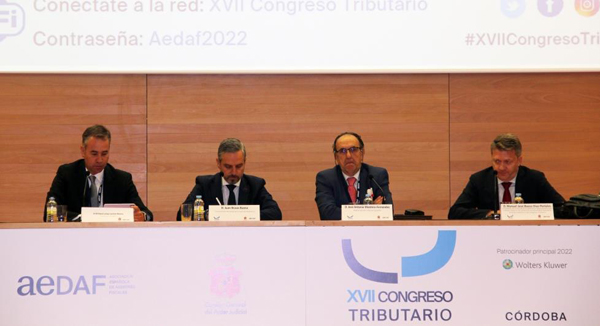 Enrique Lang-Lenton, vicepresidente de AEDAF; Juan Bravo, consejero de Hacienda de la Junta de Andalucía; José Antonio Montero, presidente de la Sección de Tributario del Tribunal Supremo y Manuel Baeza, presidente de la Sala de lo Contencioso-Administrativo del Tribunal Superior de Justicia de la Comunidad Valenciana y director académico del Congreso Tributario