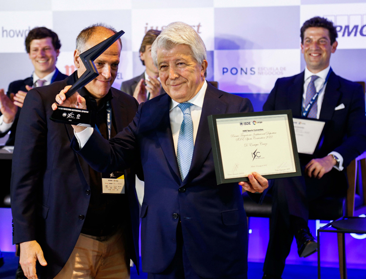 Enrique Cerezo recibe el premio a la Trayectoria Institucional Deportiva de la mano de Javier Tebas
