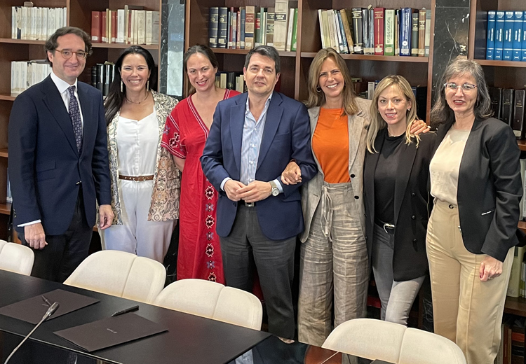 Pedro Rodero socio director de ONTIER España y María Franco Directora General de la Fundación Lo Que De Verdad Importa, y una de grupo en la que de izquierda a derecha aparecen: Pedro Rodero, socio director ONTIER; Carolina Barrantes, Directora área congresos LQDVI ; Manuela Lacalle, Directora de Voluntariado LQDVI; José Miguel Abat, Director de Comunicación y RRII ONTIER; María Franco, Directora General LQDVI; Renée Cortes, responsable de Marketing y Comunicación ONTIER; y María José Serrano, Directora de Personas, Talento y Cultura ONTIER