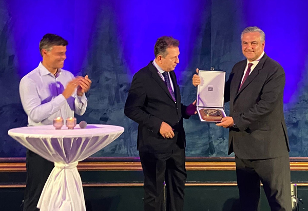 Javier Cremades, presidente de la World Jurist Association entrega la Medalla de Honor de la WJA a Jesús Silva