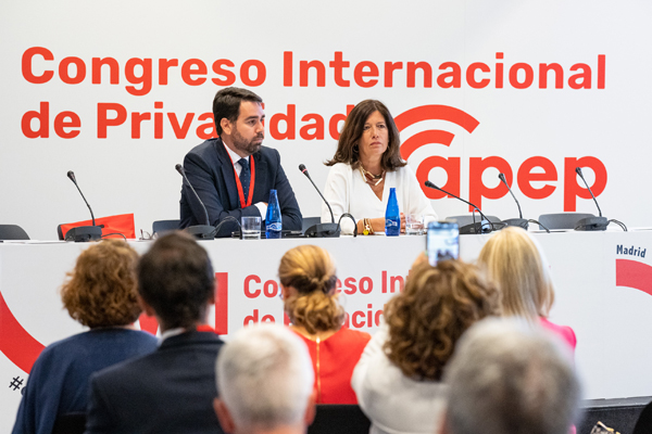 Marcos Judel, presidente de APEP, y la directora de la Agencia Española de Protección de Datos, Mar España