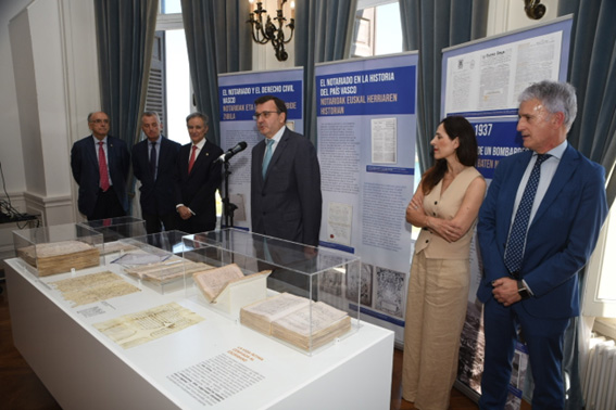 Inauguración de la exposición "El documento notarial: del siglo XII a la Inteligencia Artificial"