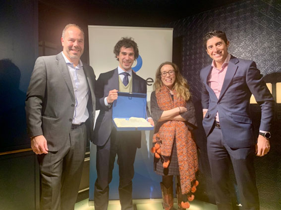 Miguel Ángel Mata, Presidente de Denae; Ricardo López Alzaga, ganador del primer premio; Mercedes Morán, miembro de la Comisión Editorial y Andy Ramos, responsable de la Comisión Editorial