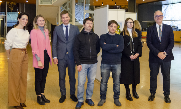 Isabel Jiménez, Directora de RSC de Pérez-Llorca, Liliya Mykolayiv, Presidenta de la Asociación Con Ucrania, Olexandr Dzoma, Cónsul de Ucrania en Barcelona, los artistas Andríi Antonovksyi, Mykola Kornilov y Anna Tiseiko, y Gerard Serra, Socio y Director de la oficina de Pérez-Llorca en Barcelona