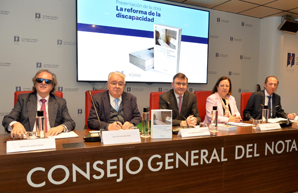 Rafael de Lorenzo, secretario general de la ONCE; Juan José González Rivas, presidente emérito del Tribunal Constitucional; José Ángel Martínez Sanchiz, presidente del Consejo General del Notariado; y María Jesús Moro, diputada y profesora titular de Derecho Civil y Federico Cabello de Alba; director de la sección social y económica de la Fundación Aequitas.