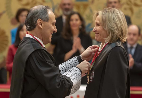 El decano impone la medalla a la Vicedecana Isabel Winkels