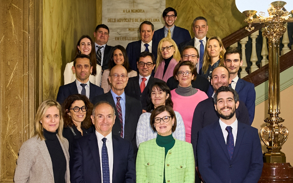 Mireia Ramon, diputada de l’ICAB; Jesús M. Sánchez, degà de l’ICAB; Immaculada Barral, directora general de Dret, Entitats Jurídiques i Mediació de la Generalitat de Catalunya; Alexander Salvador, president del GAJ; Carme Adell, vicepresidenta d’Alter Mútua; Xavier Pons, degà facultat de Dret de la Universitat de Barcelona; Raquel Xalabarder, degana Estudis de Dret i Ciència Política de la Universitat Oberta de Catalunya; Laura Alascio, directora màster advocacia de la Universitat Oberta de Catalunya; David Hernández, premiat millor treball final de màster en Dret Penal; David Gabarró, director general d’Alter Mútua; Jorge Miquel, coordinador màster advocacia de la Universitat Autònoma de Barcelona; Joan Carles Seuba, coordinador acadèmic màster advocacia de la Universitat Pompeu Fabra; Sergi García, finalista millor treball final de màster en Dret Civil-Mercantil; Sira Torras, premiada millor carrera acadèmica; Marta Terradas, premiada millor qualificació d’accés a la professió d’advocat; Anna Maria Caballé, degana facultat de Dret de la Universitat Pompeu Fabra; Alicia Gironés, directora territorial de Alter Mutua; Miquel Serra, president secció Dret Civil ICAB; Max Arias, president secció Dret Laboral ICAB; José Ramón Morales, president secció Dret Mercantil ICAB; y Nil López, vicepresident del GAJ.
