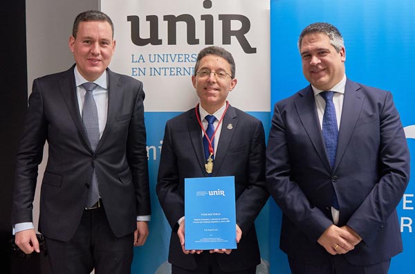 El doctorando Luis Nogueiro Arias con su tesis, flanqueado por Tomás J. Aliste Santos (izquierda) y Juan Ramón Liébana-Ortiz, ambos codirectores de la tesis y docentes de Derecho Procesal en UNIR