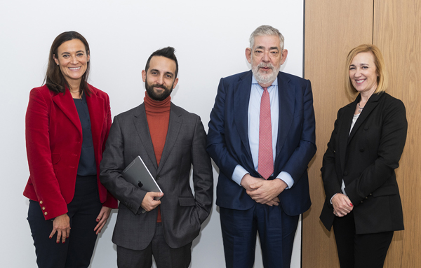 La profesora de Derecho CEU UCH María Luisa Mena, el vicepresidente del GLTH, el rector de la CEU UCH y la decana de la Facultad de Derecho, Empresa y Ciencias Políticas de la CEU UCH, Esperanza Ferrando