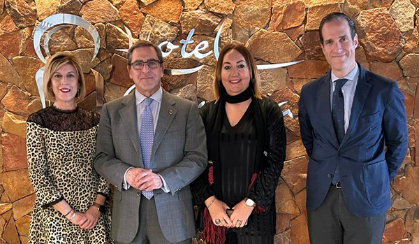 La nueva delegada, Silvia González; el decano, Leandro Cabrera; la diputada y anterior delegada en Almuñécar, María del Carmen Martín Orce; y el secretario, Guillermo Padilla