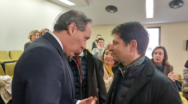 Eugenio Ribón conversa con un portavoz y representante del Comité de Huelga LAJ