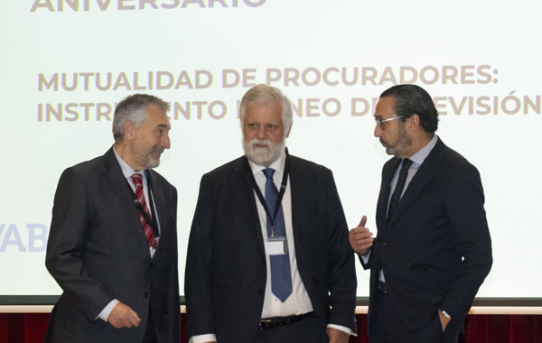 El director de la Mutualidad de Procuradores, Jose Manuel Romar, el presidente de la Mutualidad de Procuradores, Jesus Gonzalez-Puelles y el director de la Confederacion Española de Mutualidades, Enrique Sanz - imagen Punto GA