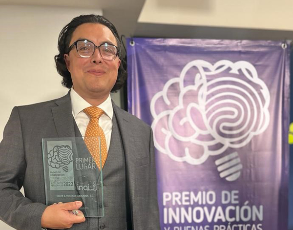 Carlos Vela con el premio INAI