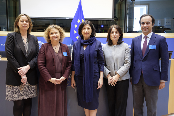 Lola Villar, consejera de Justicia-coordinadora de la representación permanente de España ante la UE; María Emilia Adán, la decana del Colegio de Registradores, Ana Gallego, directora general de Justicia y consumidores de la Comisión Europea; Alicia Gimenez, directora de la oficina en Bruselas del Colegio de Registradores y Enrique Maside, director de Asuntos Europeos del Colegio de Registradores.