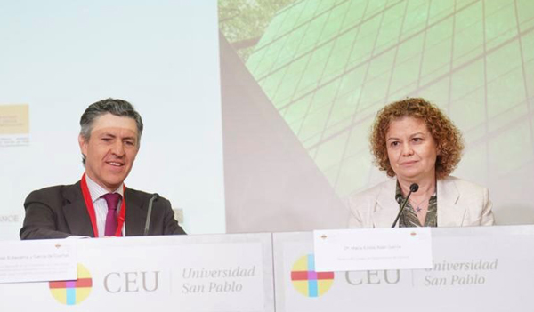 La decana del Colegio de Registradores, María Emilia Adán y el decano de la Facultad de Derecho de la Universidad CEU San Pablo, Alfonso Martínez Echevarría y García de Dueñas