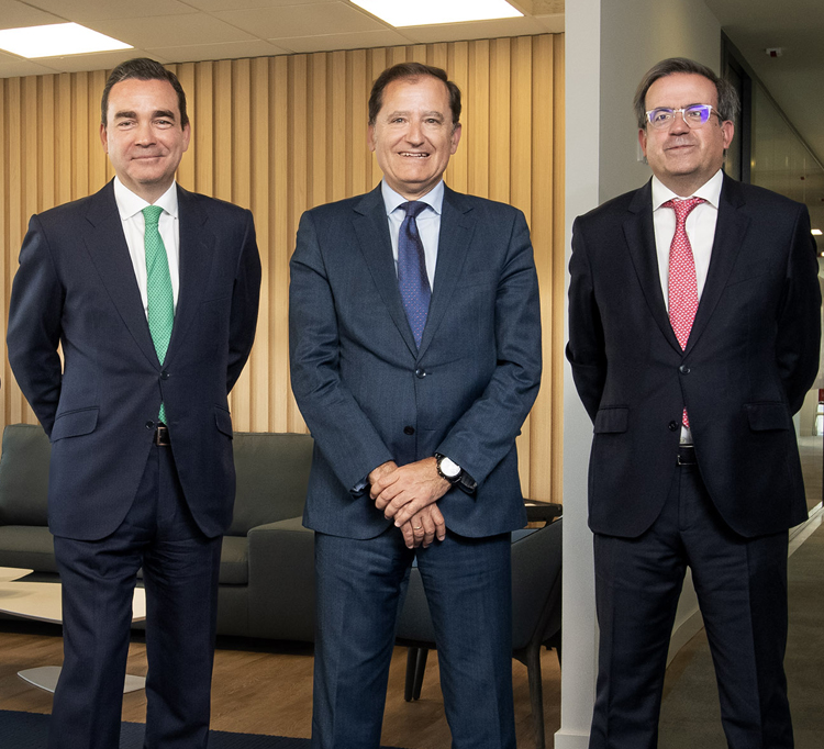 José Blanco, Ignacio Albendea, socio responsable de la oficina de Madrid, y Javier Mehchén