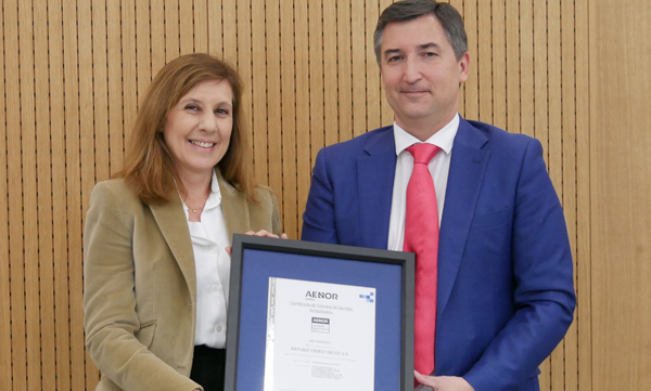 Isabel González recibe la renovación de certificados AENOR de Nicolás Henríquez