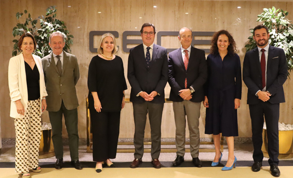 Adela Lario, tesorera de Andema; Salvador Orlando, vicepresidente de Andema; Rosa Tous, presidenta de Andema; Antonio Garamendi, presidente de CEOE; Francisco Vallés, secretario de Andema; Rocío Ingelmo, vocal de la JD de Andema y Gerard Guiu, director general de Andema.
