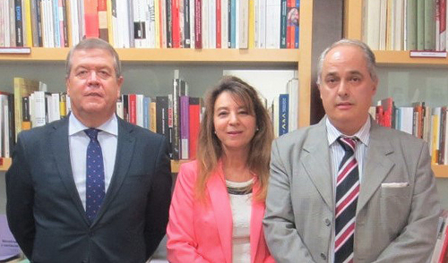 María de los Reyes Rueda Serrano junto con Jose María García Gutiérrez y el magistrado César Tolosa Tribiño
