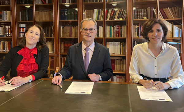 Gema Tomás Martínez, Manuel Rueda Díaz de Rábago y Carmen Velasco Ramírez, segundos antes de la firma