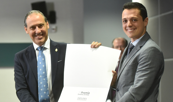 Eugenio Ribón, decano del Ilustre Colegio de la Abogacía de Madrid, entrega el premio a Javier Oñate Díaz