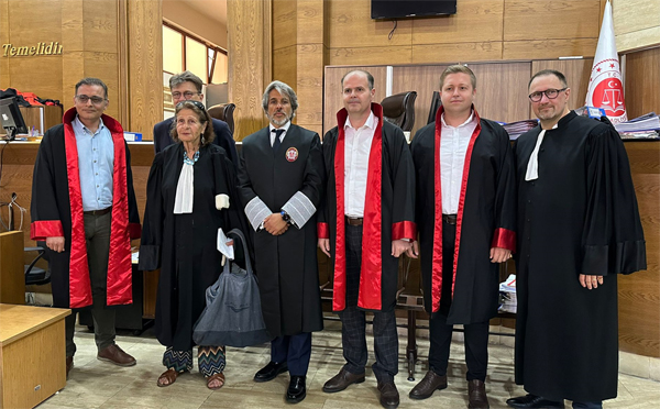 El diputado del ICAM Emilio Ramírez (en el centro) junto a otros integrantes de la misión organizada en Turquía por el Observatorio Internacional de la Abogacía