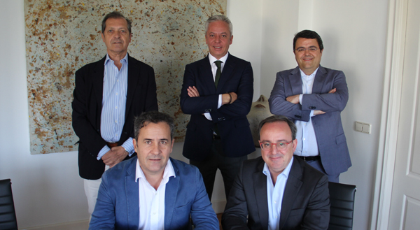 Los socios de Club Legal, Enrique Sanz, Rodrigo Deza, Celso Cañizares y Cristian Gómez, junto a Fernando Ramos, fundador de DPO&itlaw