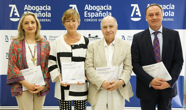 Cristina Sancho, presidenta de la Fundación Aranzadi LA LEY, Victoria Ortega, presidenta de la Abogacía, el presidente de Metroscopia, José Juan Toharia y el presidente de la Comisión de Asistencia Jurídica Gratuita del propio Consejo, Antonio Morán