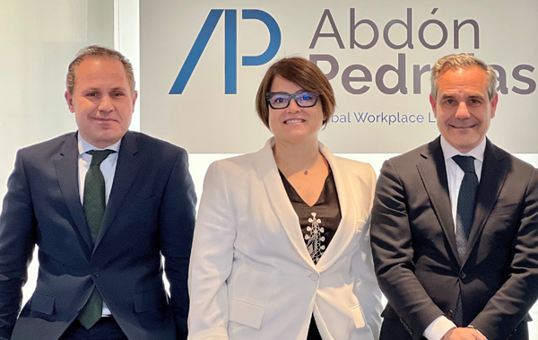 Antonio Pedrajas (socio director de Abdón Pedrajas Littler), Victoria Villanueva y Javier Molina (socio director de la oficina de Valencia de Abdón Pedrajas Littler).