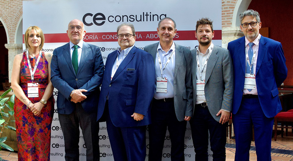 Susana Vicente, socia división territorial Norte de CE Consulting, Jesús Julio Carnero, alcalde de Valladolid, Fernando Núñez Rebolo, presidente de CE Consulting y presidente de Grupo Ibérica, Luis Martín, CEO de CE Consulting, Fernando Núñez Lirio, consejero delegado de Grupo Ibérica y David Pérez, socio división territorial Norte de CE Consulting