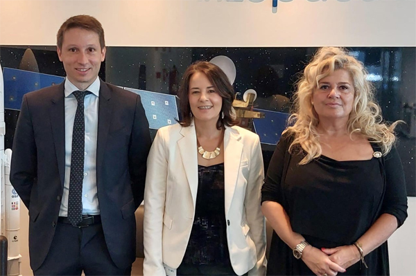 Víctor Barrio, Asociado senior en el área de Fiscal de la oficina de Madrid y Vicepresidente de AEDAE; Esther Riobó, Asesora de Regulación en Hispasat; y Elisa González, presidenta de AEDAE