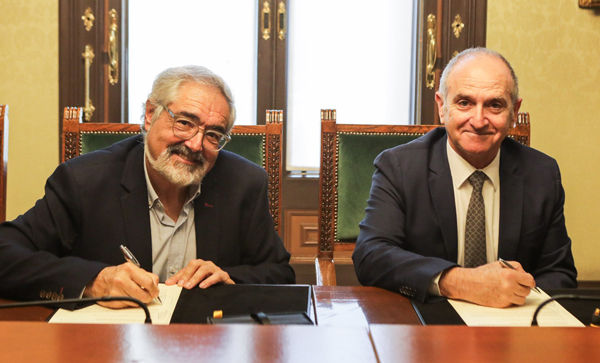 El decano del Ilustre Colegio de la Abogacía de Barcelona, Jesús M. Sánchez, y el director de Cáritas Diocesana de Barcelona, Eduard Sala
