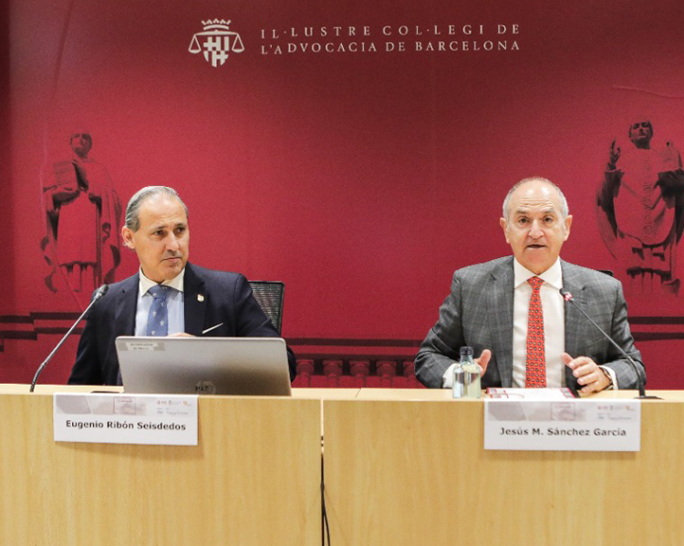 El decano del Colegio de la Abogacía de Madrid y presidente de la Asociación Española de Derecho de Consumo ( AEDC), Eugenio Ribón, y el decano del Colegio de la Abogacía de Barcelona, Jesús M. Sánchez