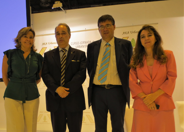 José María García Gutiérrez, Presidente de la Asociación de Abogados Urbanistas junto con María de los Reyes Rueda Serrano, Abogada y Secretaria de la Asociación.