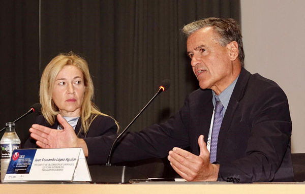 Noemí Alarcón Velasco, presidenta del Comité de Migraciones del CCBE, y el eurodiputado Juan Fernando López Aguilar