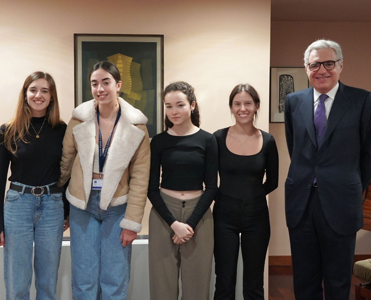 El Cuarteto Haydn, Adriana Snape, viola; Cecilia Novella, violín; Jimena Rojas, violín, y Alba Urbano, violonchelo) junto a Pedro Pérez-Llorca