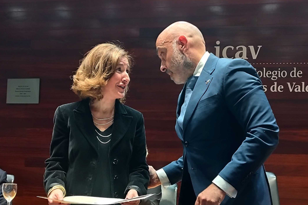 Eva López y el presidente de la Academia y decano del Ilustre Colegio de Abogados de Valencia, José Soriano