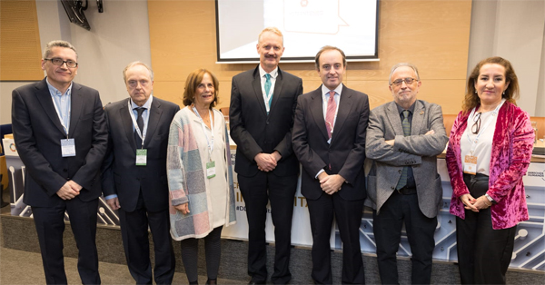 Ignacio González, subdirector de Tecnologías de Ciberseguridad de INCIBE; Alfredo Irujo, patrono de la Fundación Abogacía; Milagros Fuentes, patrona de la Fundación; Juergen Foecking, subdirector del Parlamento Europeo en España; Lucas González, director e.f. de la Comisión Europea en España; Carles McCragh, patrono de la Fundación y Belén Arribas, vicepresidenta de ENATIC.
