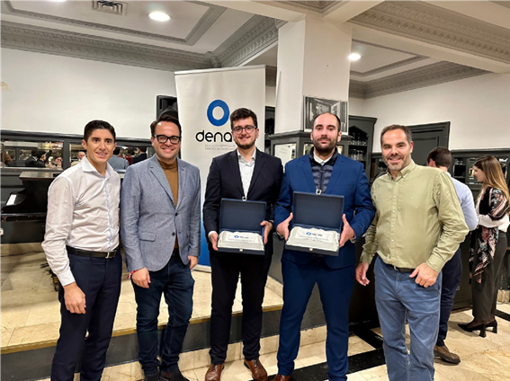 Andy Ramos, responsable de la Comisión Editorial; Iban Díez, miembro de la Comisión Editorial; Juan Paricio Izuzquiza, ganador del accésit; José Miguel Diéguez Rodríguez, ganador del primer premio y Miguel Ángel Mata, Presidente de Denae