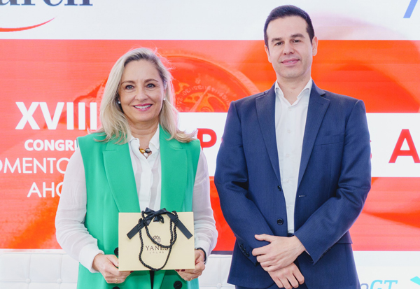 La presidenta de EJE&CON, Cristina Sancho, recibe el premio