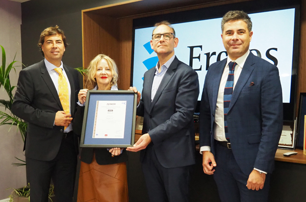 Jordi Martín, director de Aenor Catalunya; Asunción Loste, directora del servicio jurídico de Ercros; Xavier Àlvarez, director del servicio de auditoría interna de Ercros; e Israel Carvajal, técnico de desarrollo de negocio de Aenor