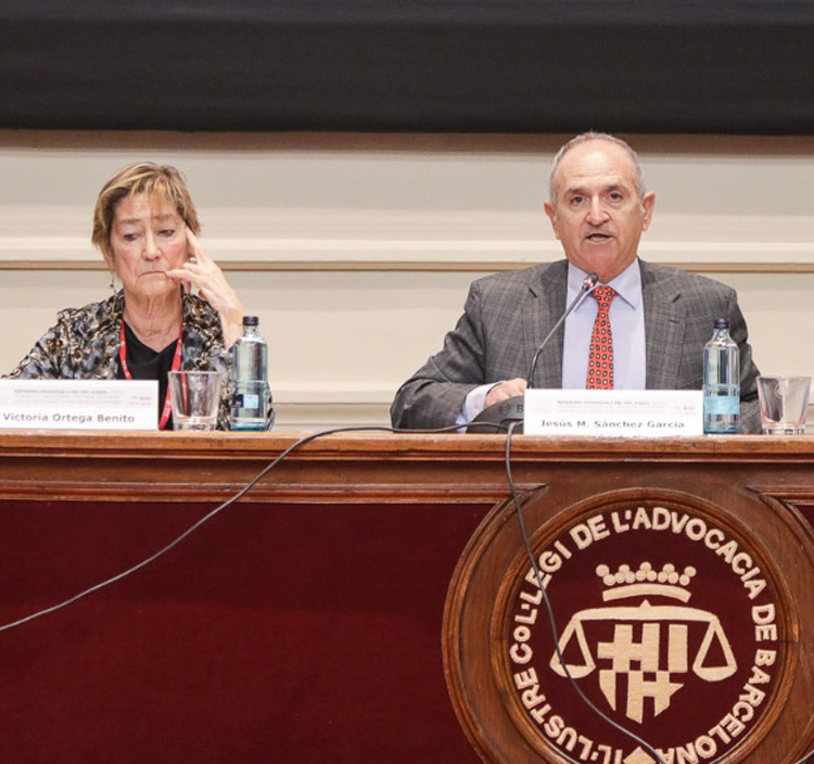 La presidenta del Consejo General de la Abogacía Española, Victoria Ortega Benito, y el decano de la abogacía barcelonesa, Jesús M. Sánchez García