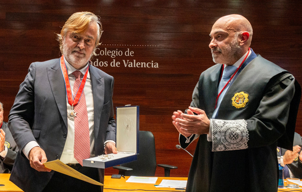 Vicente Domínguez recibe la distinción de manos de José Soriano