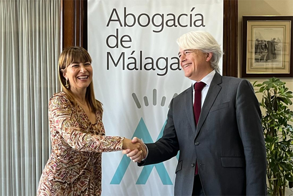 La delegada territorial Ruth Susana Sarabia García, y el decano Salvador González Martín