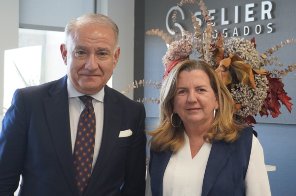 José María Cabrales y Pilar Jaquete, socia gerente de Selier Abogados