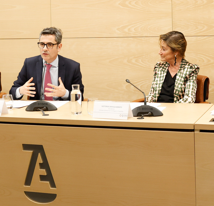 El ministro de la Presidencia, Justicia y Relaciones con las Cortes, Félix Bolaños y la presidenta de la Abogacía Española, Victoria Ortega