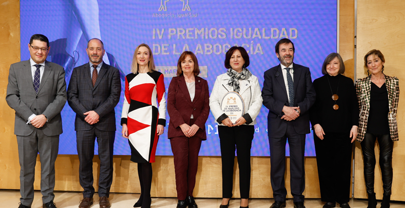 Javier Martín García, secretario general del Consejo; Joan Martínez, decano del Colegio de la Abogacía de Granollers; Marga Cerro, presidenta de la Comisión de Igualdad de la Abogacía Española; Inmaculada Montalbán, vicepresidenta del Tribunal Constitucional; Teresa Peramato, IV Premio Igualdad Abogacía; Vicente Guilarte, presidente en funciones del Consejo General del Poder Judicial; Ángela Cerrillos, III Premio Igualdad Abogacía, y Victoria Ortega, presidenta del Consejo General de la Abogacía Española.