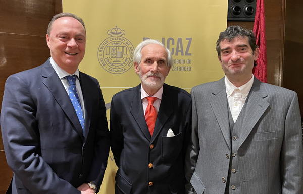 El decano del Real e Ilustre Colegio de Abogados de Zaragoza, Antonio Morán, y el catedrático emérito de la Universidad de Zaragoza, Esteban Sarasa y el coordinador del ciclo de conferencias, Francisco Alfaro