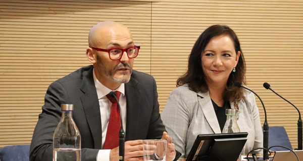 A la izquierda Antonio Costa, profesor de Derecho del Trabajo en UCO, a la derecha Cinta Vivancos, vicepresidenta de ASNALA