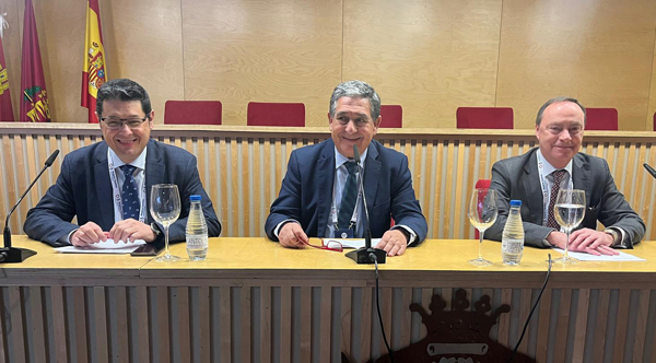 Javier Manuel Martín García, decano del Colegio de la Abogacía de Valladolid, secretario general del Consejo General de la Abogacía Española y miembro de la Comisión de Asistencia Jurídica Gratuita y Función Social; Julio Sanz Orejudo, presidente del Consejo de la Abogacía de Castilla y León y Antonio Morán Durán, presidente de la Comisión de Asistencia Jurídica Gratuita y Función Social de la Abogacía.
